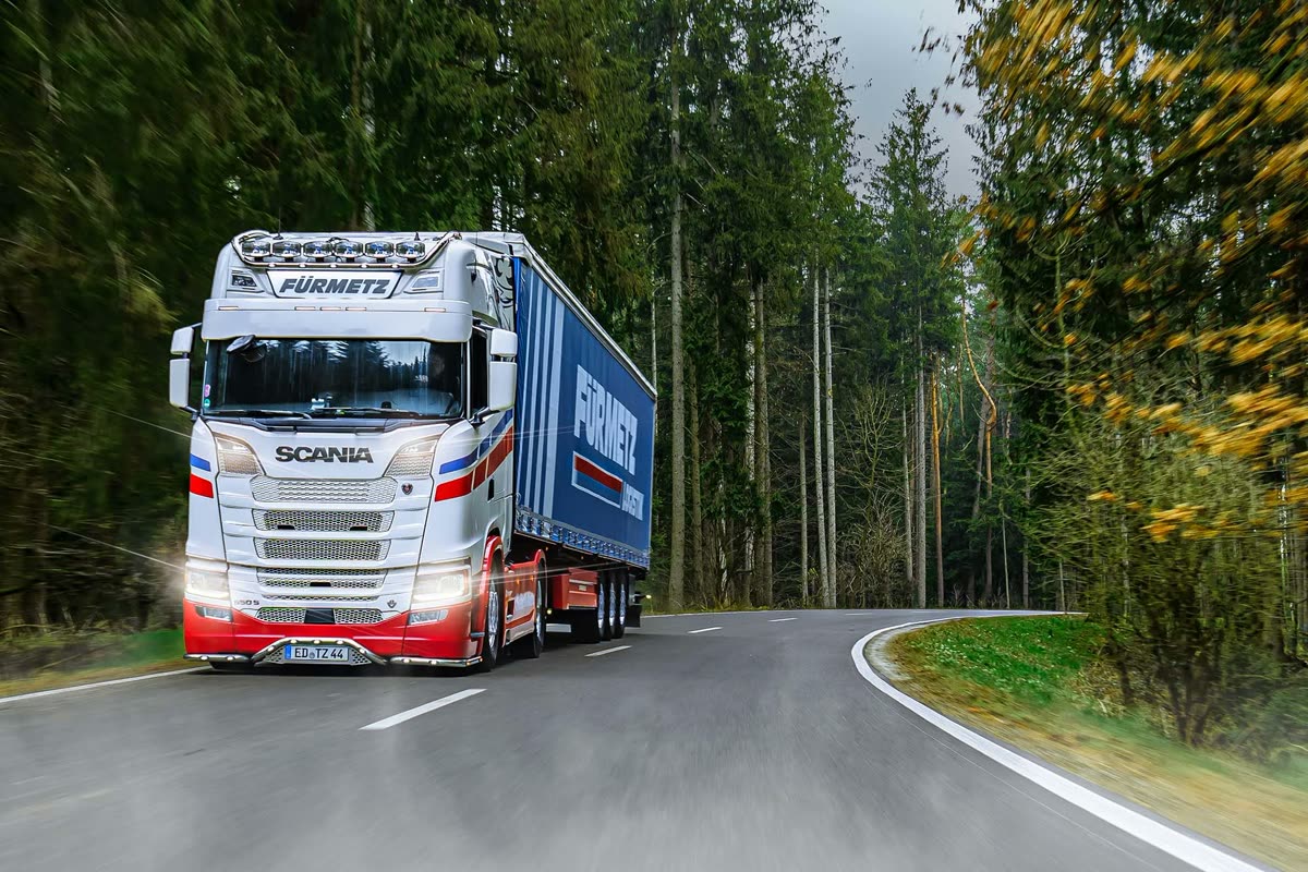 Sattelzug der Fürmetz Logistik auf der Landstraße